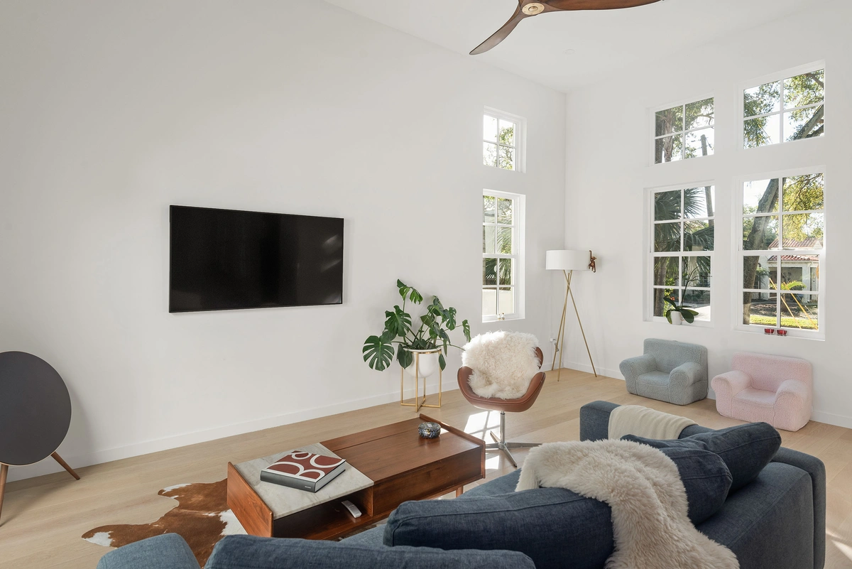 03-livingroom_43_MTBH_325_22nd_Ave_NE__5_