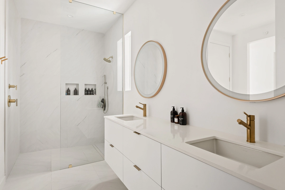 17-bathroom_36_MTBH_325_22nd_Ave_NE__22_