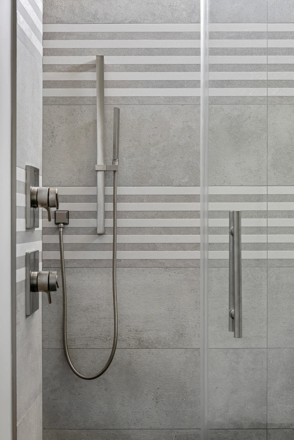 11-primarybathroom_40_MTBH_-_4305_W_San_Pedro_St_-__24_