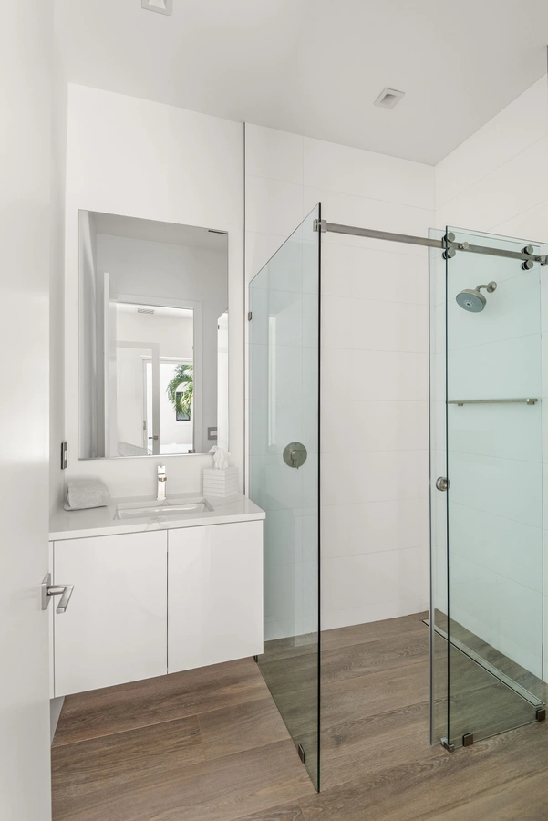 25-primarybathroom_39_1101_Monterey_Blvd_NE__15_