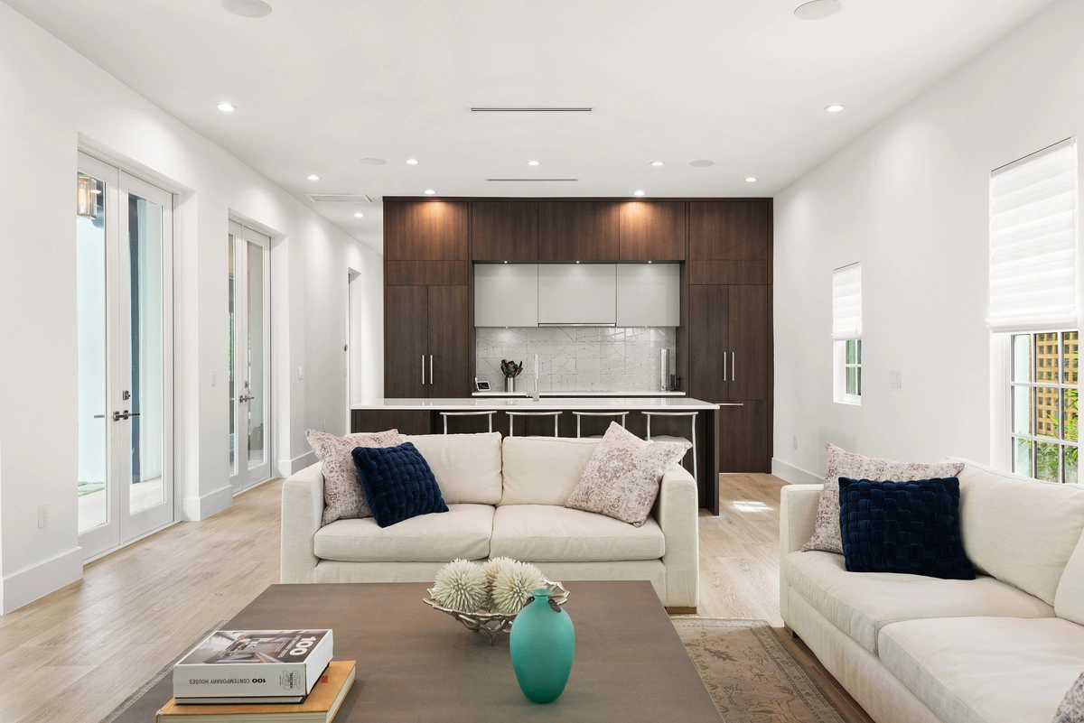 10-livingroom_42_MTBH_736_18th_Ave_NE___23_
