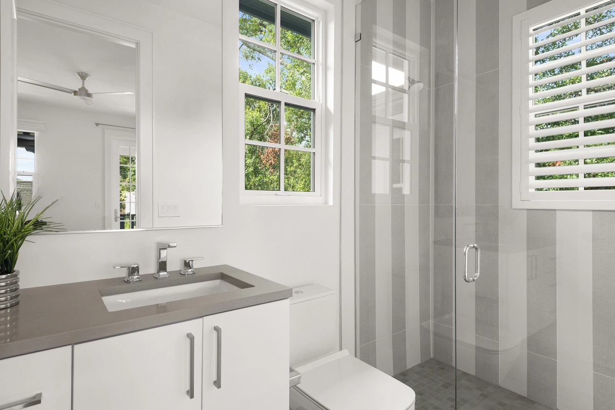 25-primarybathroom_39_MTBH_736_18th_Ave_NE___32_