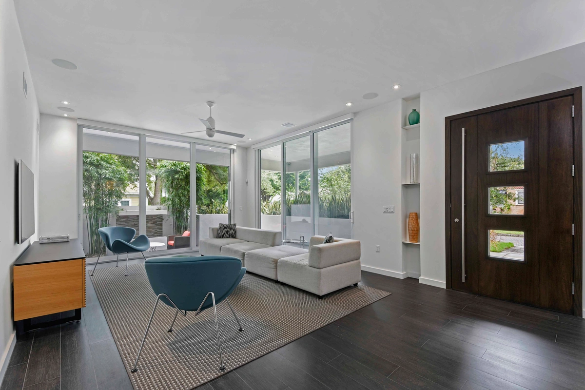 04-greatroom_44_165N18thAve_016