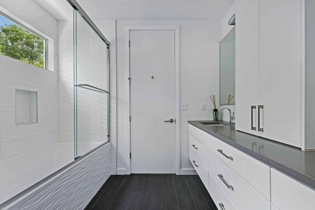 16-primarybathroom_40_165N18thAve_015