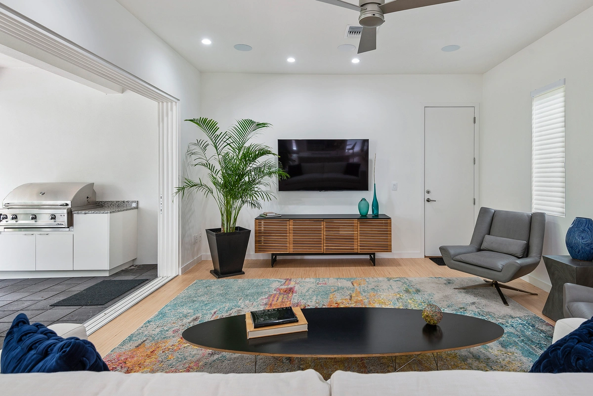 08-livingroom_45_MTBH_600_12th_Ave_N_-__13_