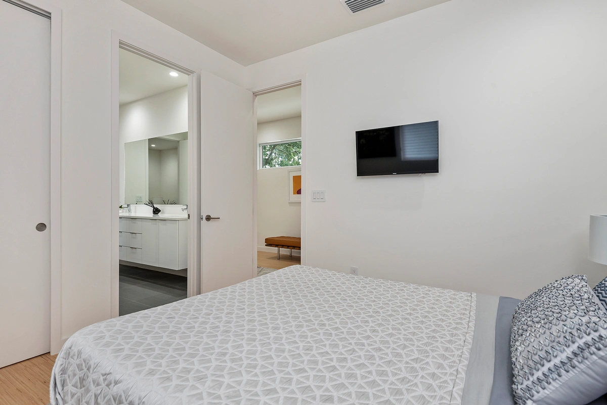 25-primarybedroom_38_MTBH_600_12th_Ave_N_-__27_