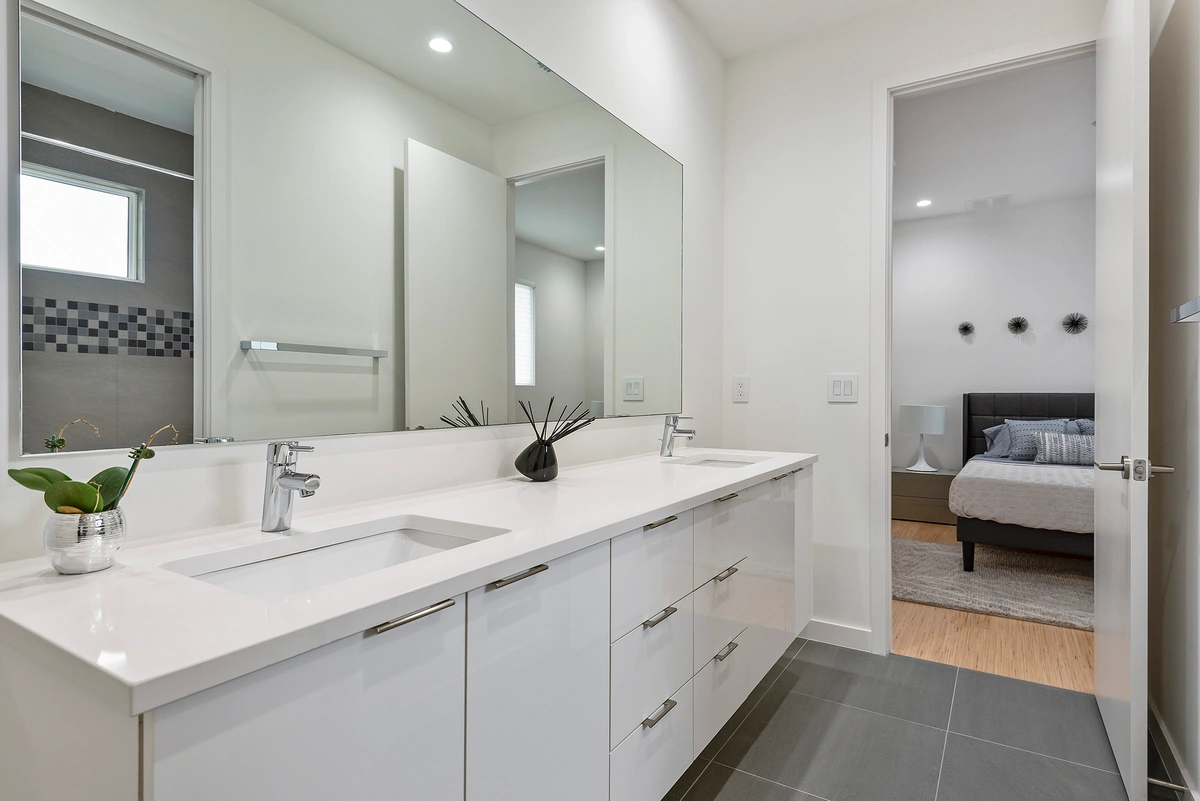 28-primarybathroom_40_MTBH_600_12th_Ave_N_-__25_