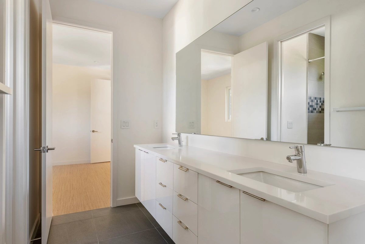 29-primarybathroom_39_MTBH_600_12thAveN_024