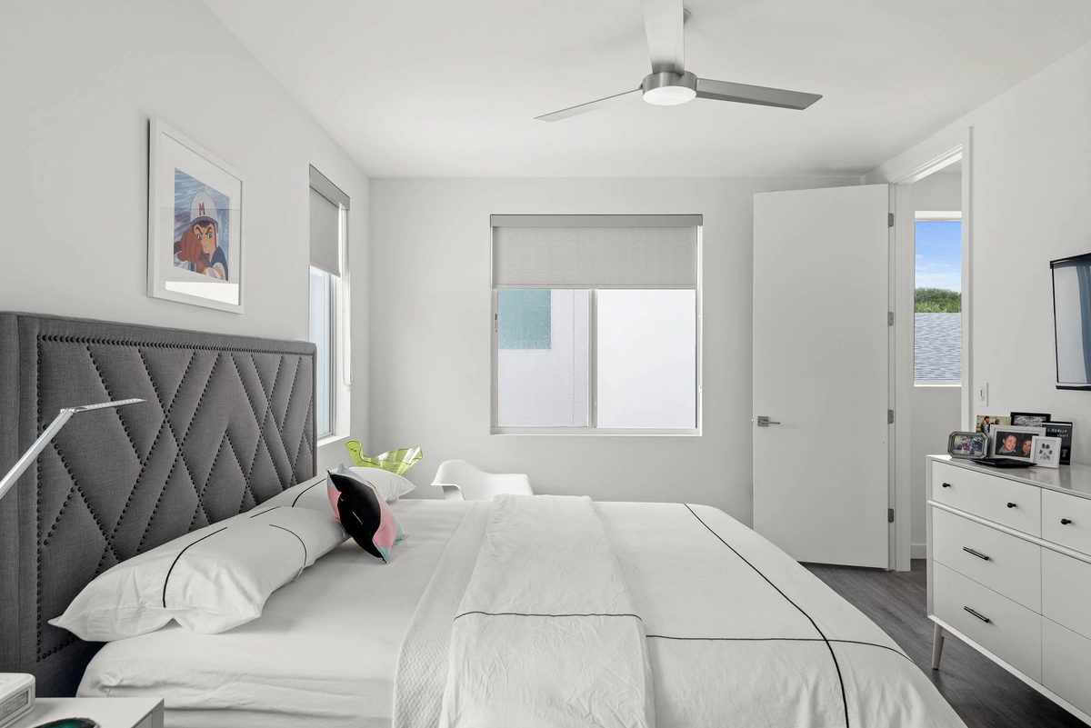 16-primarybedroom_39_MTBH_631_12th_Ave_S_new__18_
