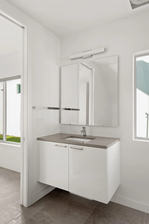 23-primarybathroom_39_MTBH_631_12th_Ave_S__16_