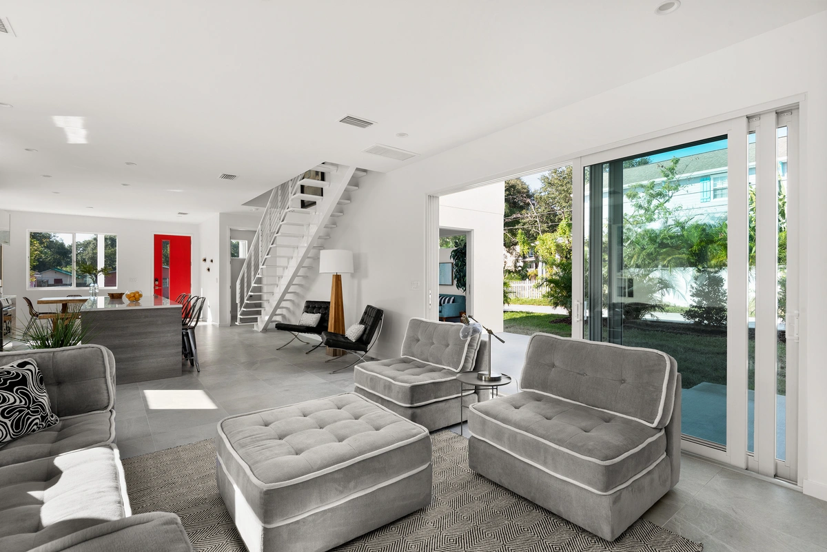 01-livingroom_43_MTBH_-_637_12th_Ave_S_-__15_