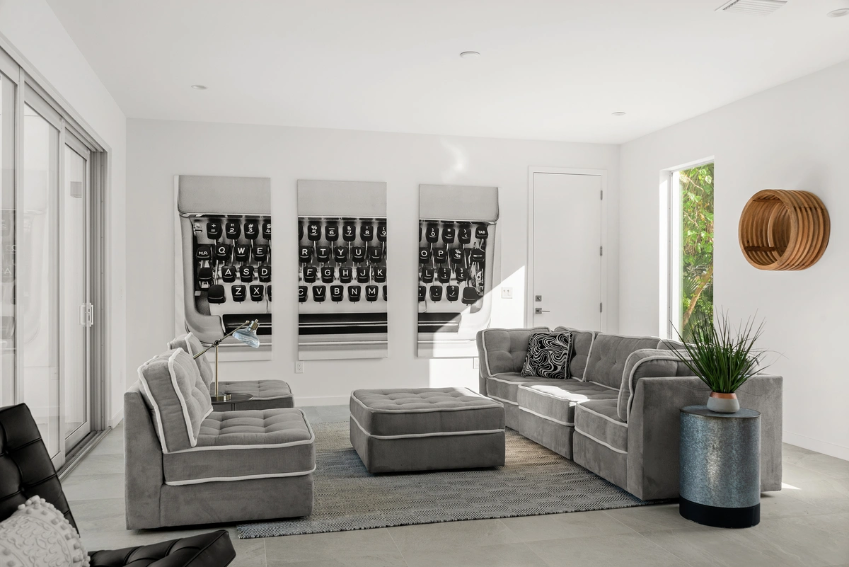 03-livingroom_43_MTBH_-_637_12th_Ave_S_-__6_