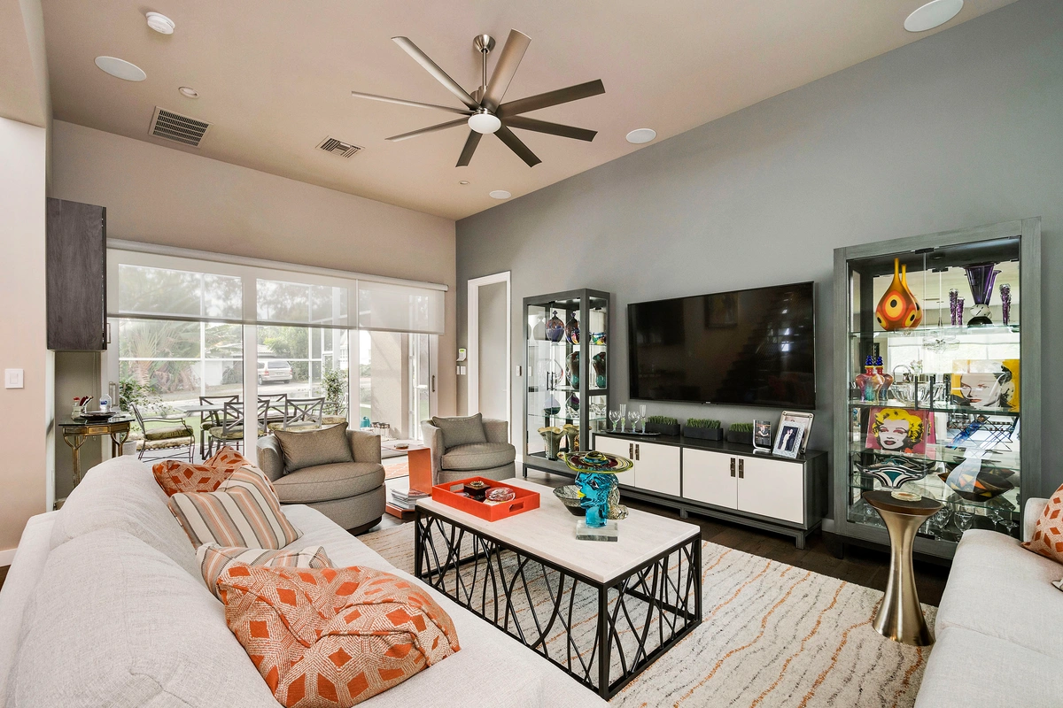02-livingroom_45_1800CrescentLakeDrN_014