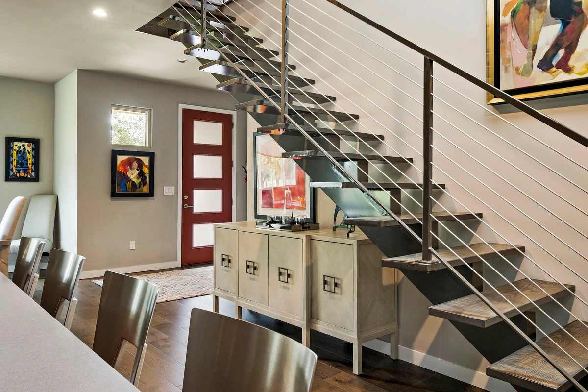 23-staircase_45_1800CrescentLakeDrN_015