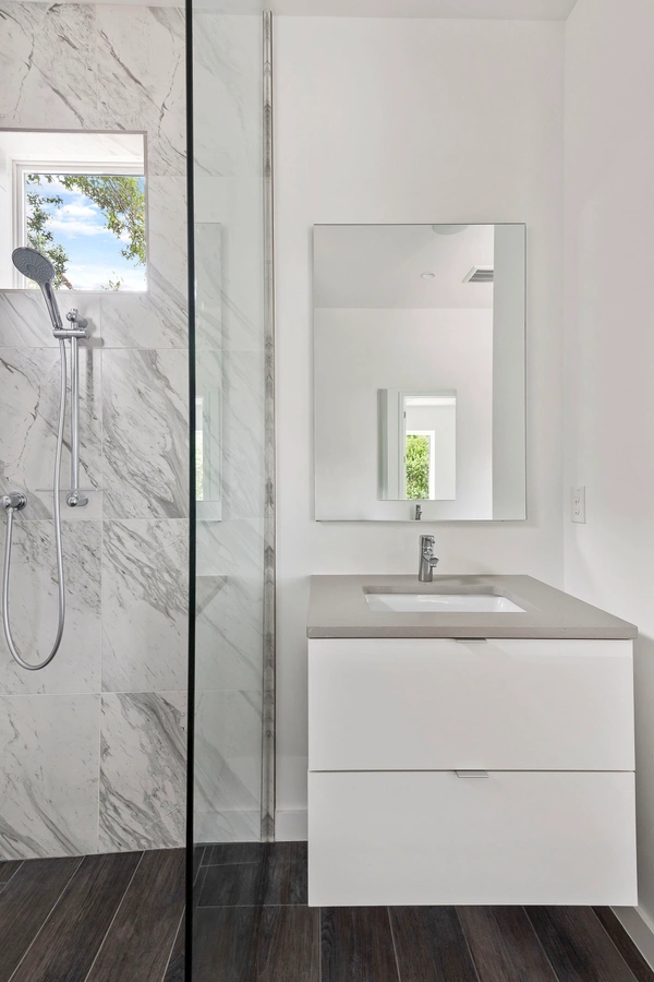 10-primarybathroom_41_MTBH_2423_2ndAveN_024
