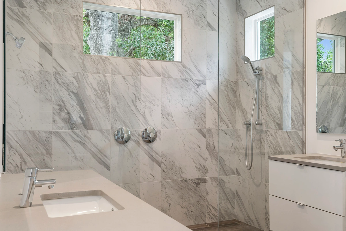 13-primarybathroom_39_MTBH_2423_2ndAveN_021