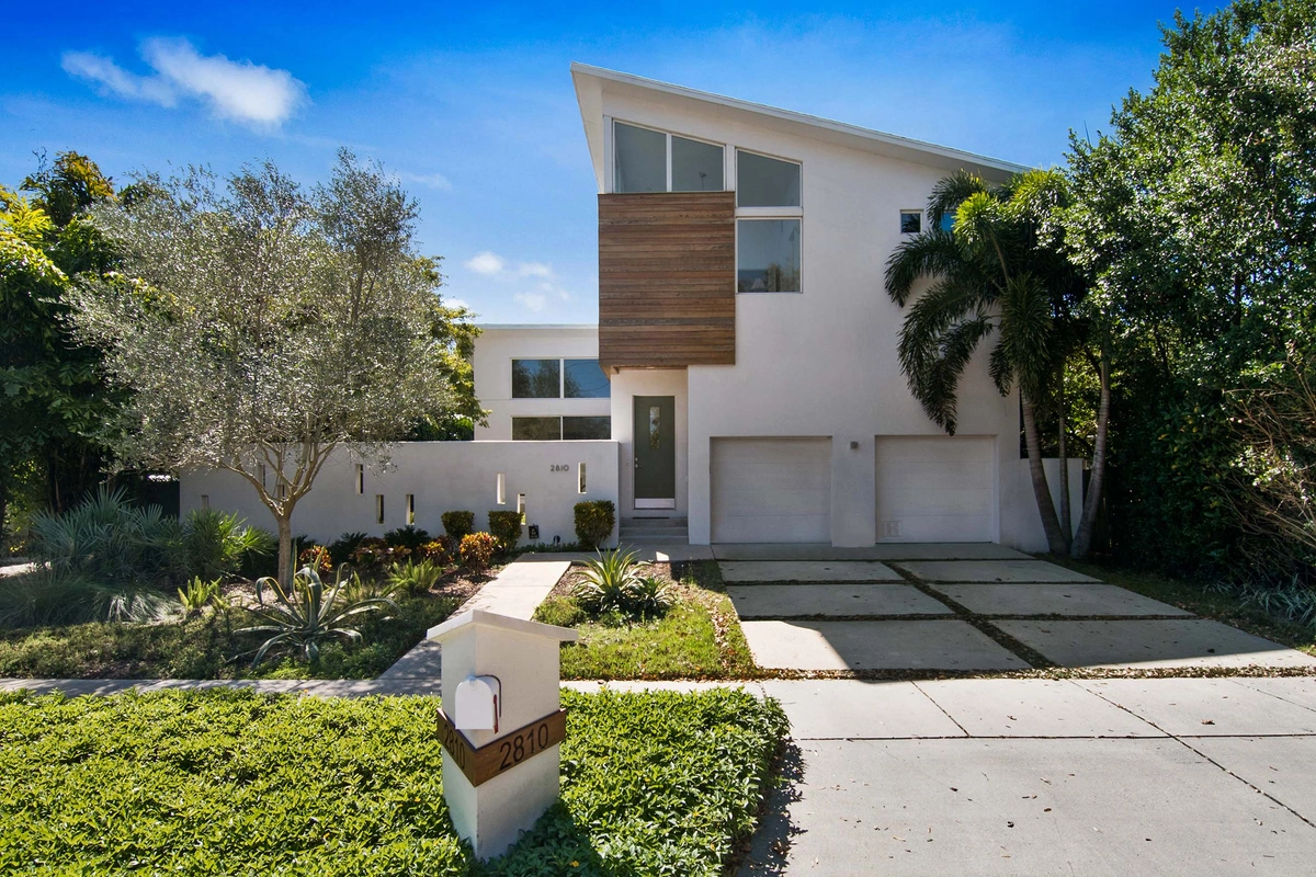 02-sideexterior_45_2810WAverill_003