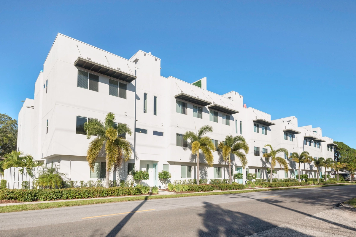 12-sideexterior_42_MTBH_3100_W_Paul_Ave__10_
