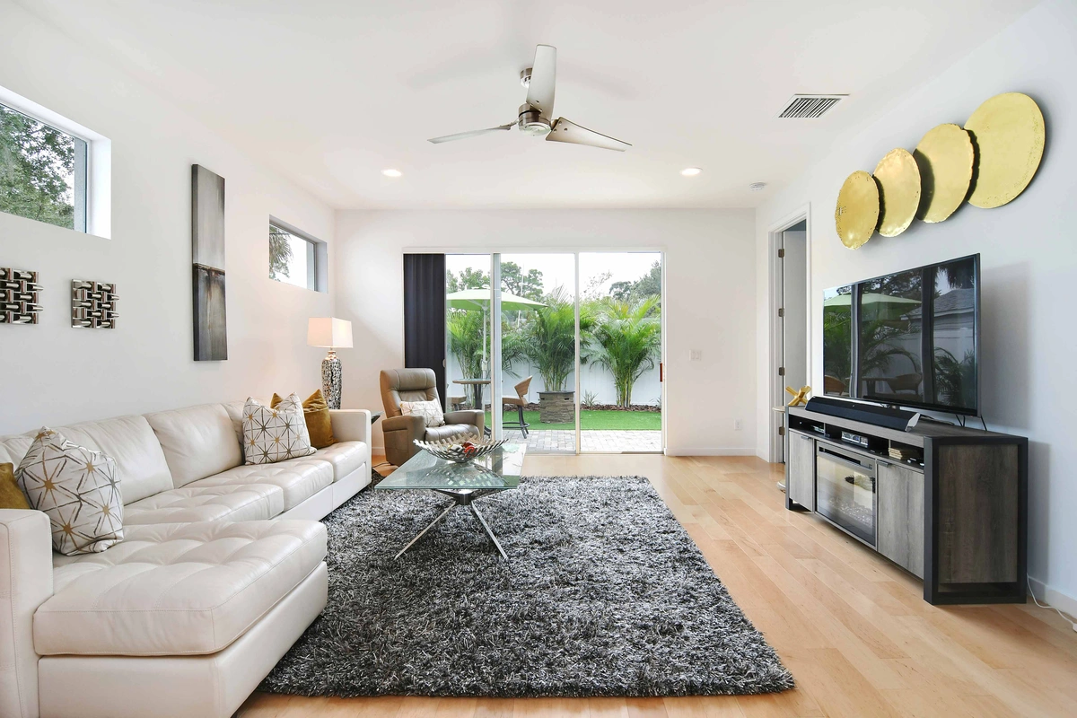 03-livingroom_43_MTBH_8028_26thAveN_023