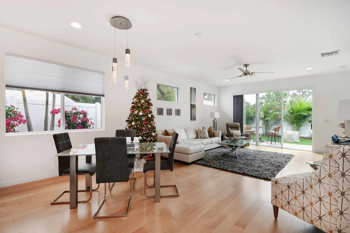07-livingroom_42_MTBH_8028_26thAveN_021