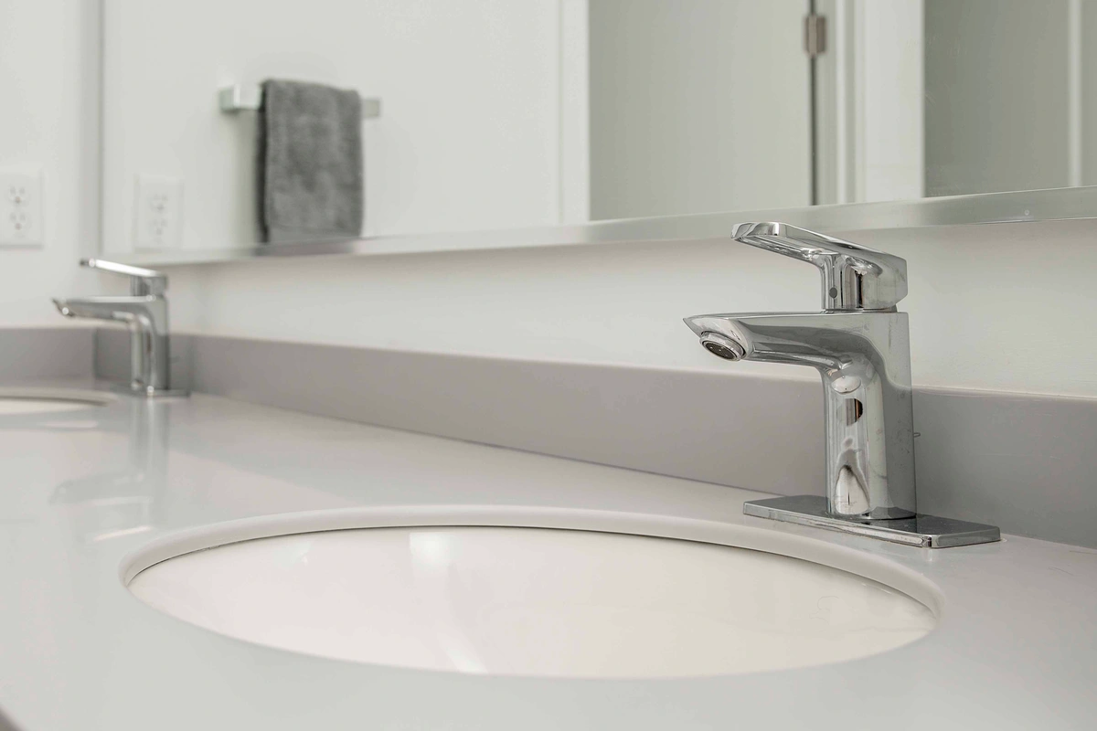 20-primarybathroom_37_MTBH_8028_26thAveN_033